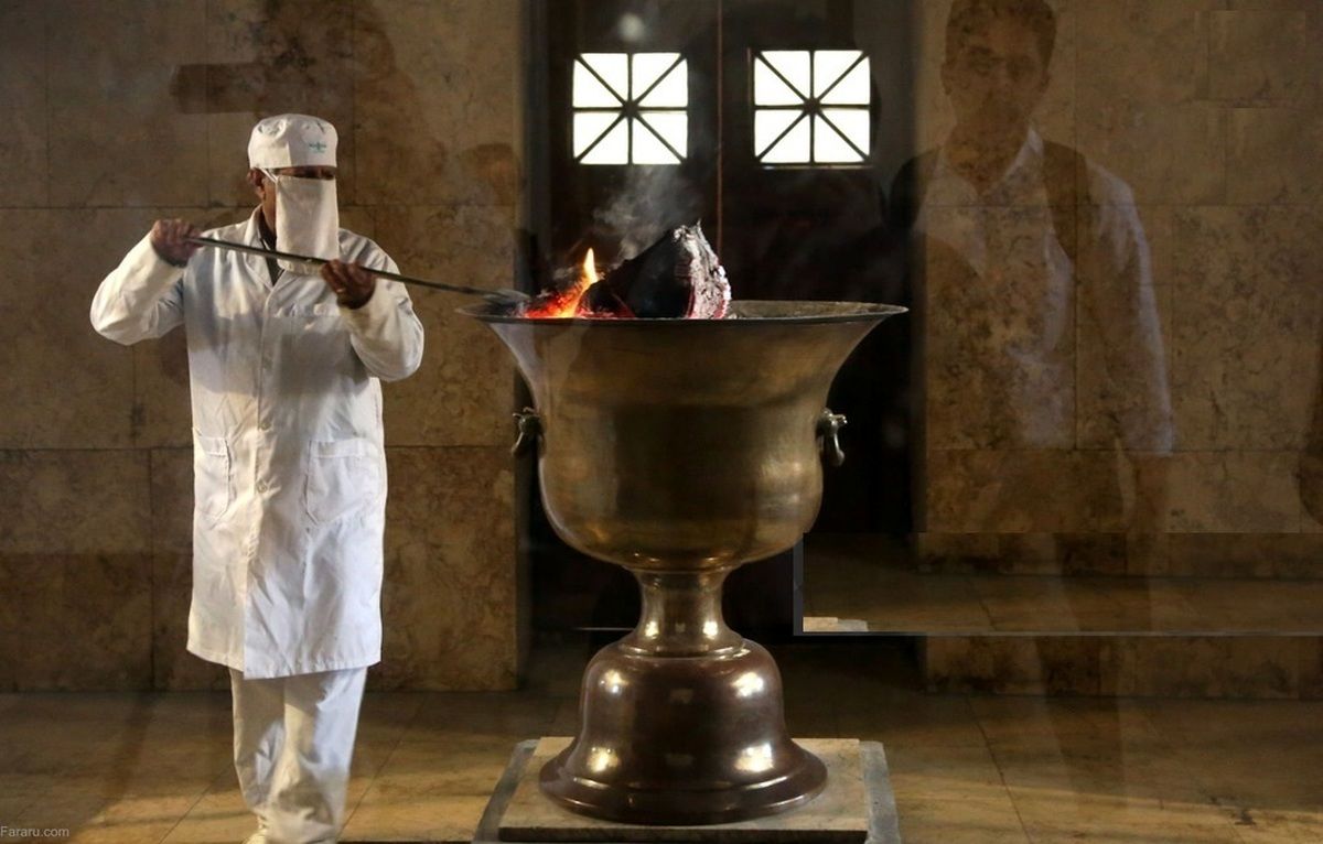 لحظه اضافه نمودن چوب به آتش ۱۵۵۲ساله آتشکده یزد (ویدئو)