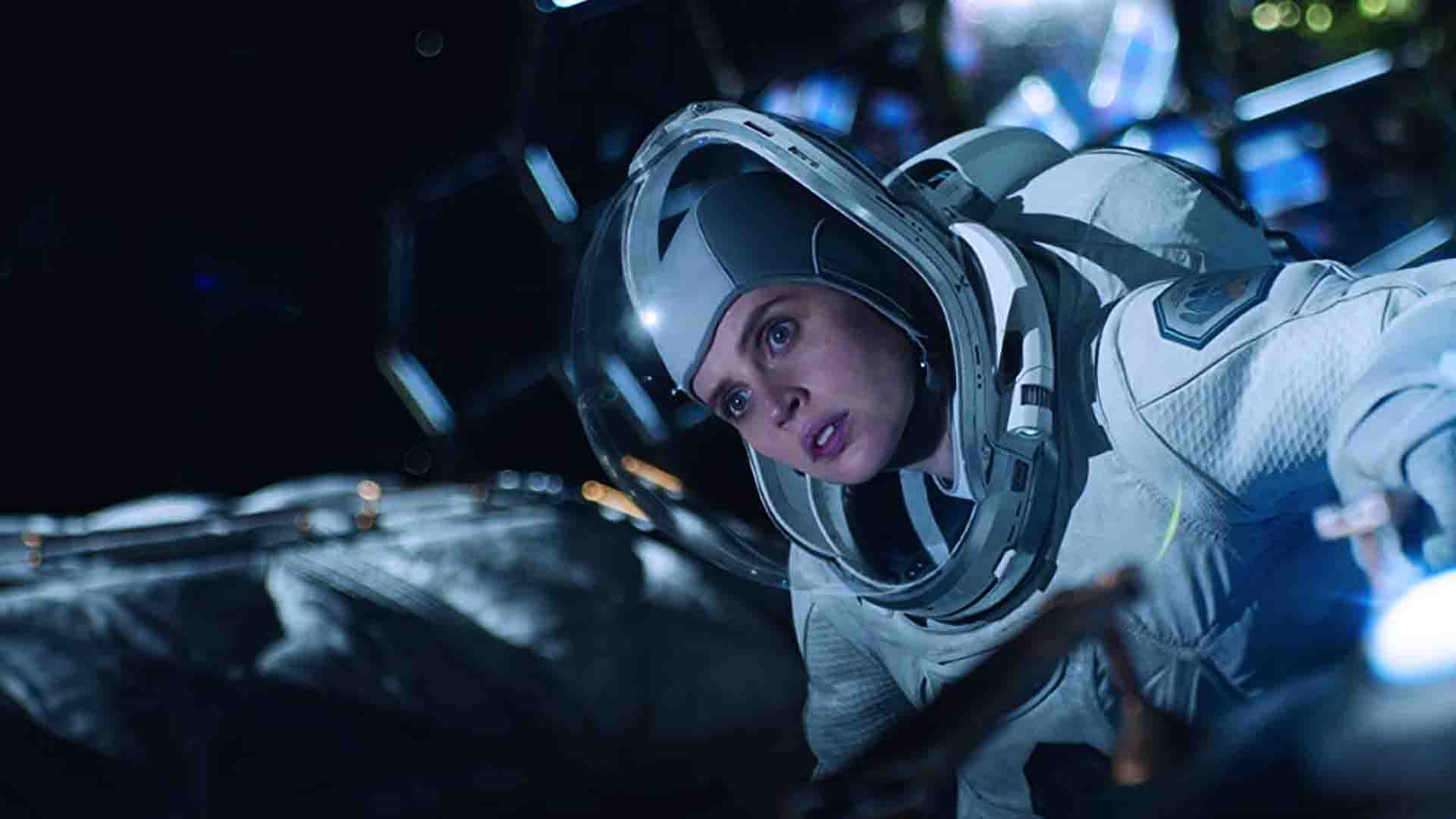 بهترین فیلمهای «پسا-آخرالزمانی» از سال 2020 تا امروز 2020-12-the-midnight-sky-felicity-jones-1-66cc7d0b2b5676090d01fba3