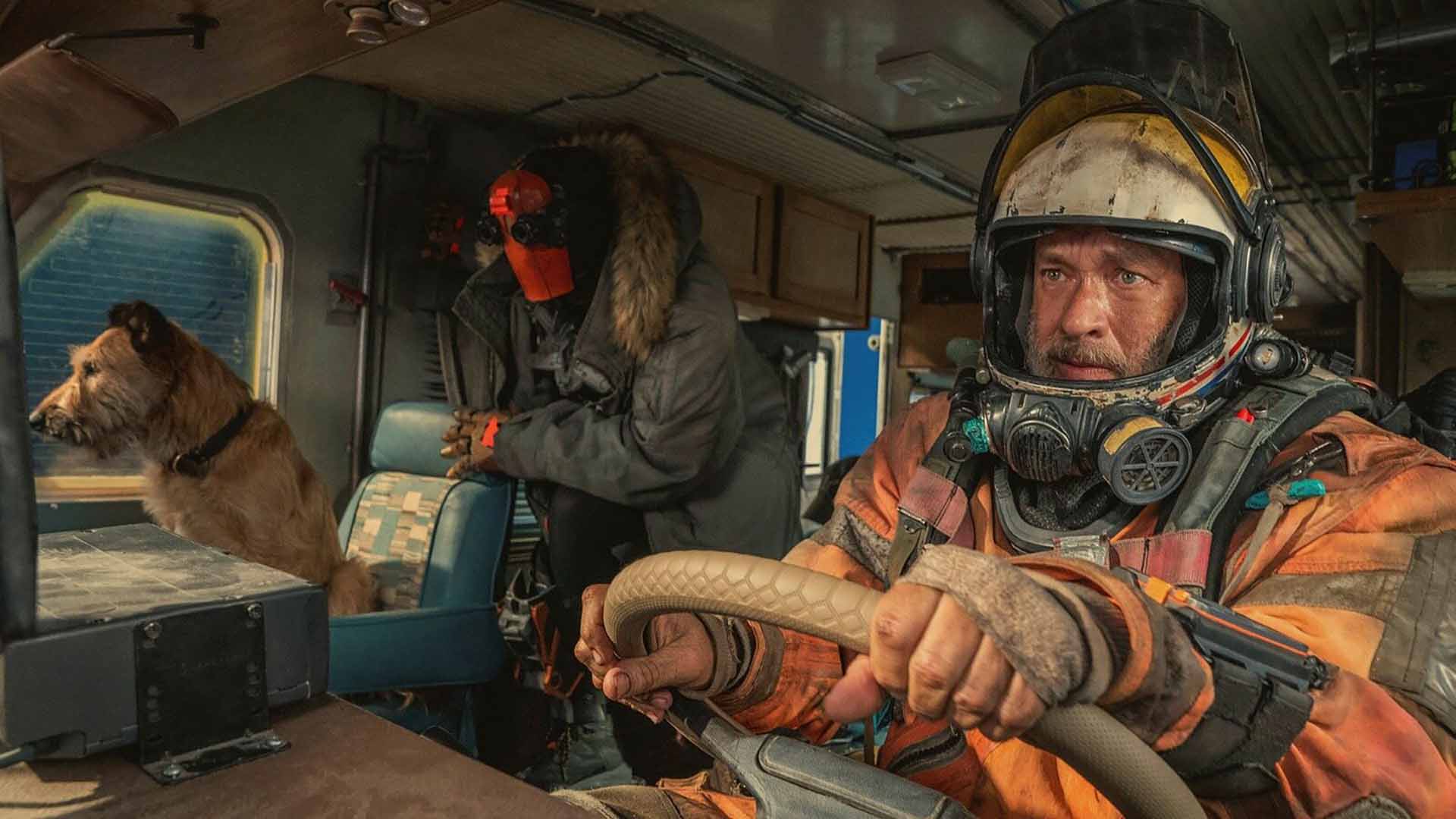 بهترین فیلمهای «پسا-آخرالزمانی» از سال 2020 تا امروز 2021-11-finch-and-his-dof-and-jeff-in-driving-in-finch-movie-66cc7d0d2b5676090d024d87