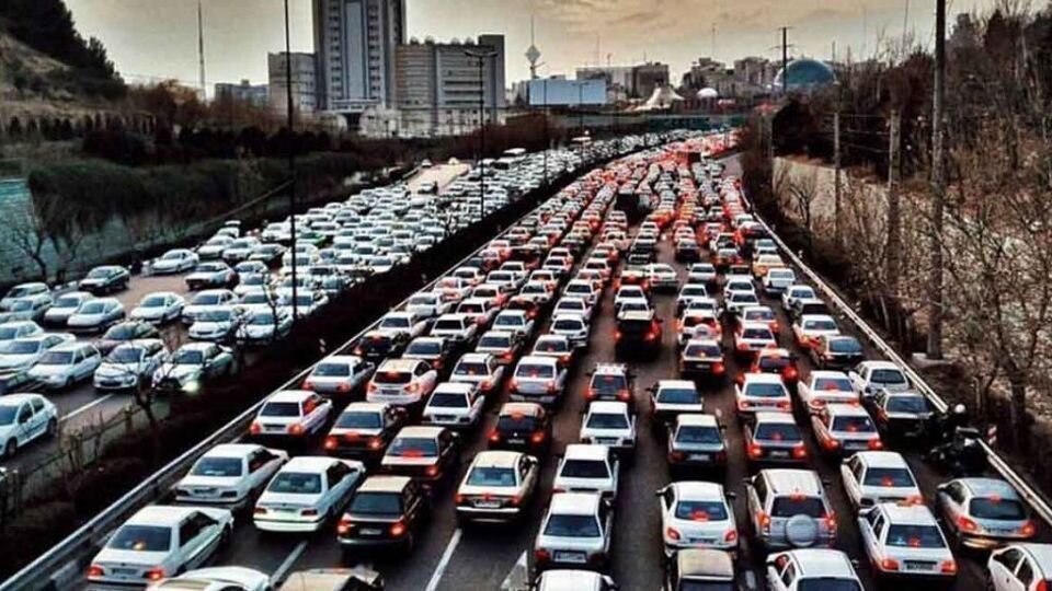 چرا ترافیک تهران از خیابانها به کوچهها رسیده است؟/ «پایتخت به یک پارکینگ بزرگ تبدیل شده»/ نقش اپلیکیشنهای مسیریاب در شلوغی معابر شهر 6167706