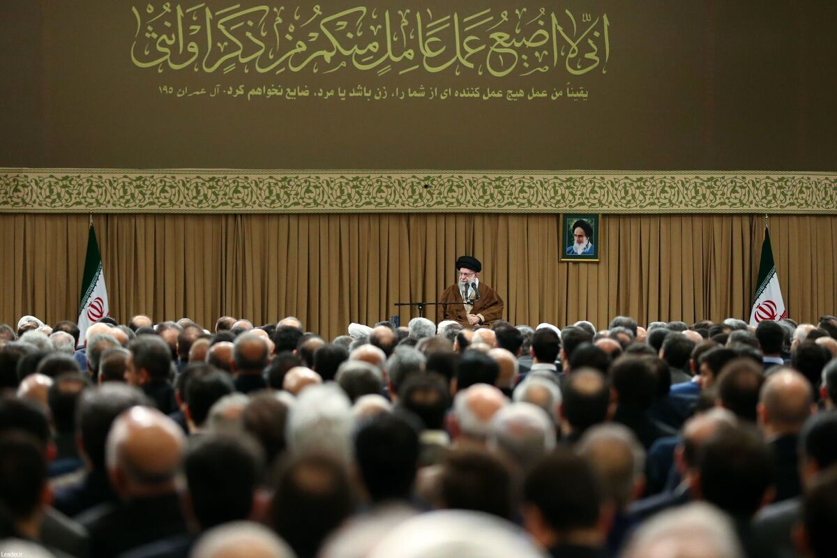 رهبر انقلاب: یکی از مشکلات ما وابستگی به دلار است