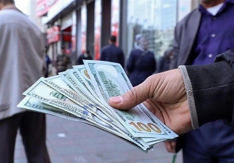 خریداران در بازار ارز صف کشیدند/ قیمت دلار در سرازیری؟