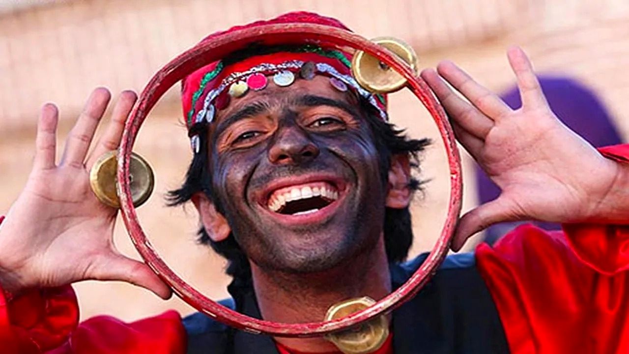 از تکدی‌گرانِ قرمزپوشِ خیابانی تا حاجی‌فیروز اسطوره‌ای