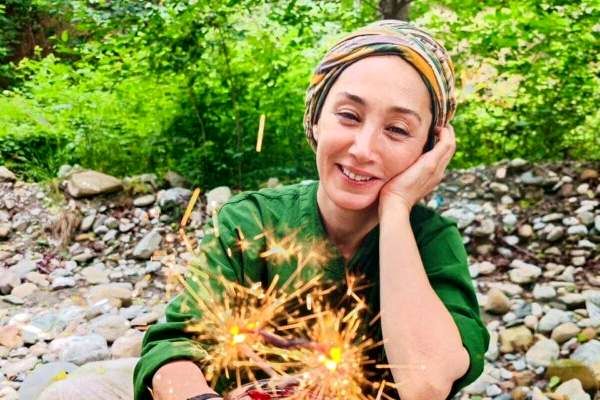 هدیه تهرانی در دل طبیعت / زیباییهای دشت شمسک و لحظات خاطرهانگیز او