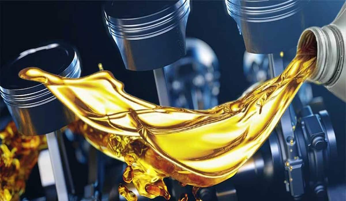از کجا بفهمیم وقت تعویض روغن موتور خودرو است؟ روغن موتور خارجی به صرفه است یا ایرانی؟ تعویض روغن موتور 2