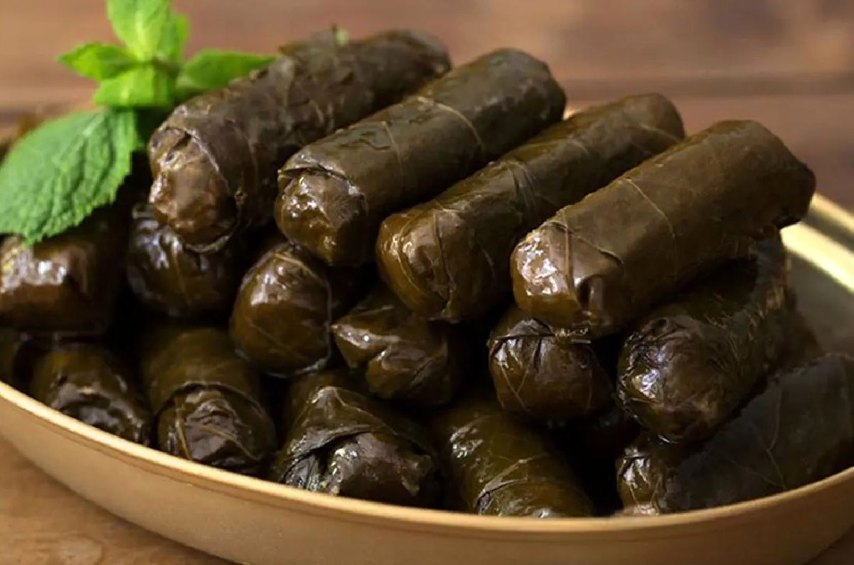 کباب با برگ مو؛ طرز تهیه غذایی متفاوت خانگی به روش ساده!
