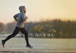 چه زمانی باید بدویم و کی وزنه بزنیم؟