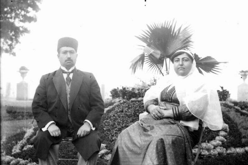 ژست جالب مادر احمدشاه با یک بچهگربه در باغ (عکس)
