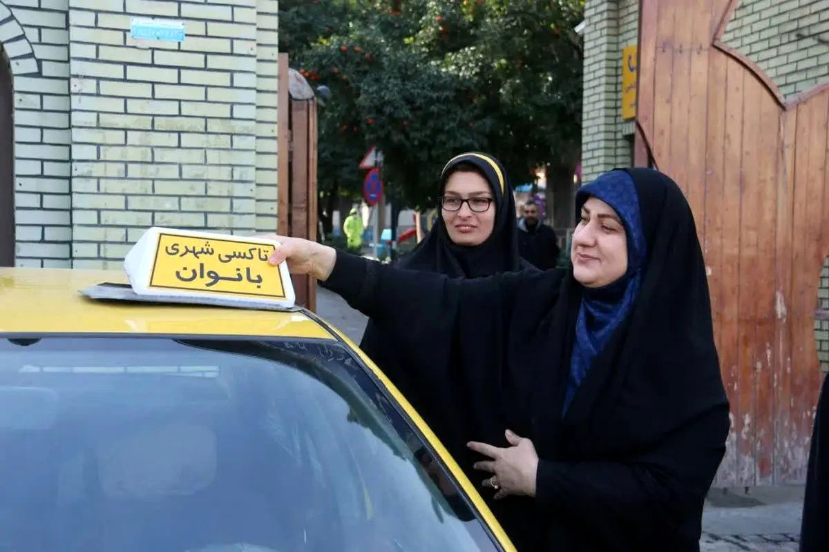ببینید| زاکانی اولین مسافر تاکسی اینترنتی شهرداری شد